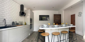 Bessie House Free Parking Doncaster Racecourse Wildlife Park Eco Power Stadium A1 M18 M1 M62